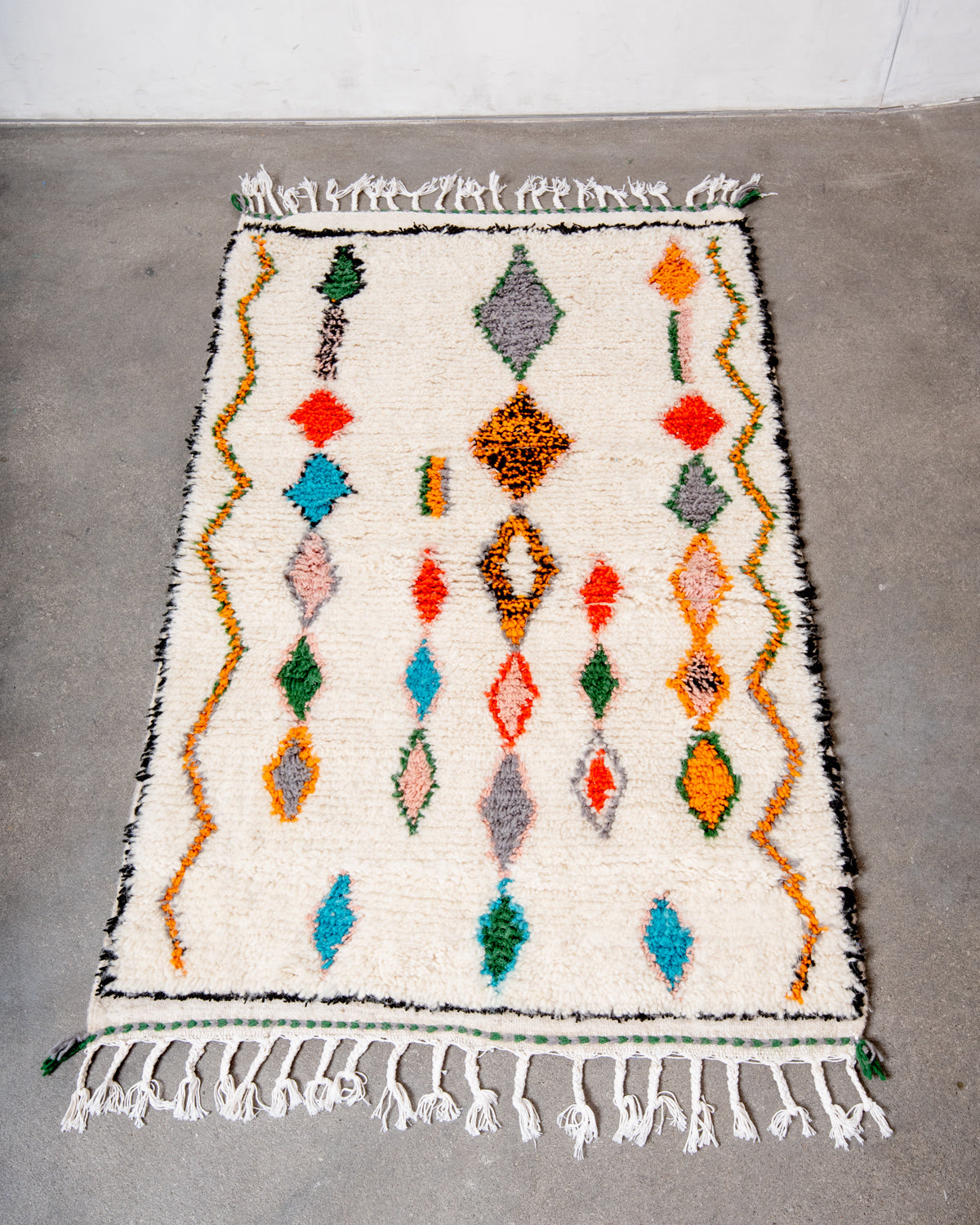 Modern designer handcrafted Berber rug from Morocco. Azilal rug with beautiful colors and patterns. Made of sheep’s wool and colourful cotton.